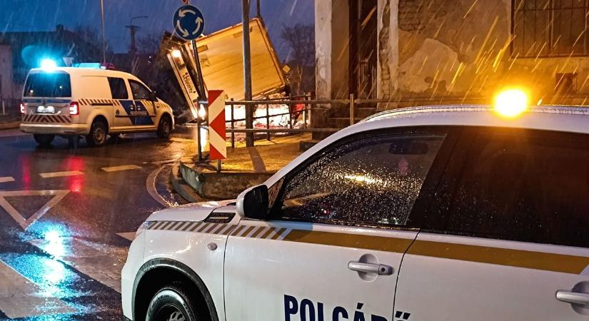 Nagy sebességgel hajthatott be a körforgalomba a kamion, az oldalára borulva állt meg – fotók