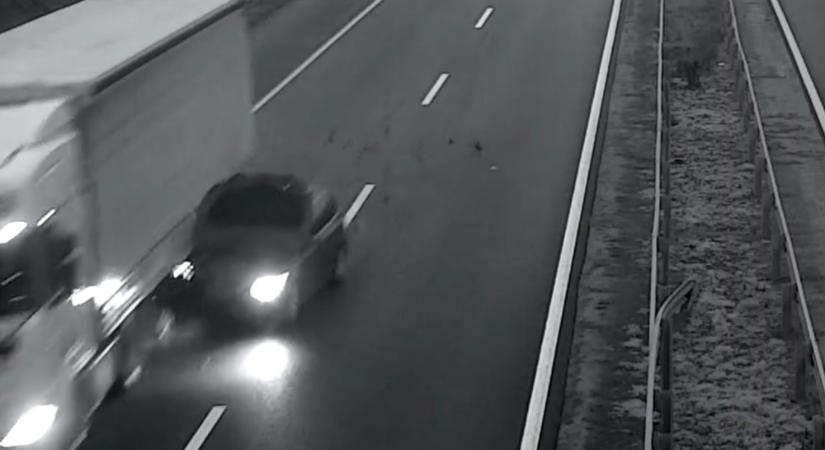 Pánik és ütközés lett a vége – későn vette észre a kamiont az M3-ason