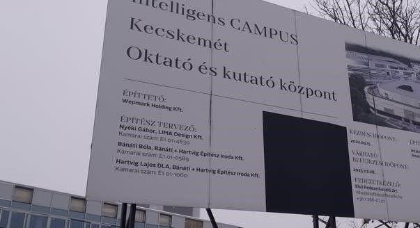 Hadházy szerint letakarták a Matolcsy Ádám érdekeltségébe tartozó cég nevét, miután nem fejezték be a beruházást