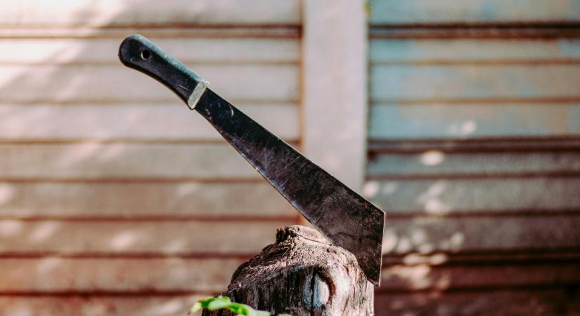 Machetével felfegyverzett behatolók törtek be egy youtuber otthonába – Videó