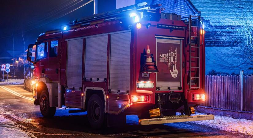 Egy autó motortere gyulladt ki Szentesen