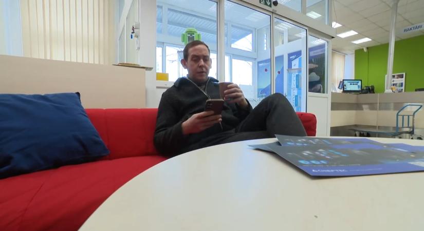 Molnár Gusztávot rendőrök fogadták a Liszt Ferenc repülőtéren