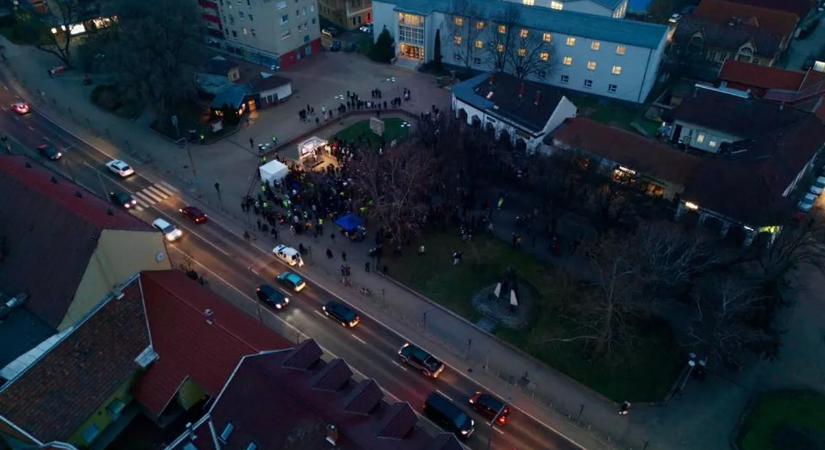 Magyar Péter egy kuruzslóval kampányol Mezőkövesden - kár, hogy alig kíváncsi rá valaki