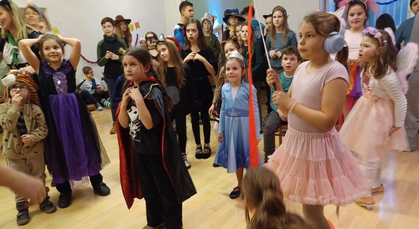 Vidám farsangi szórakozással búcsúztatta a telet a komáromi Jókai Mór cserkészcsapat – Képekkel