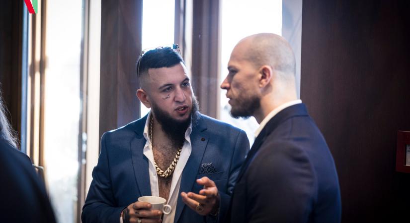 Ki ez a drogokról és fegyverekről rappelő kuvaiti–magyar rapper, aki már Orbán évértékelőjén vagánykodik?