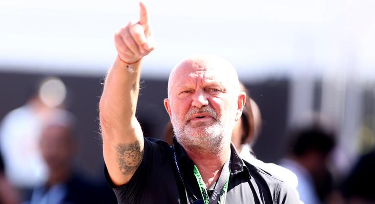 Botrányba fulladt a meztelen poszt, a jobboldali humoristát megfenyegették