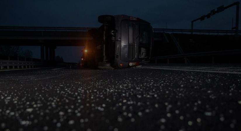 Mi szóltunk! Máris megtörtént a baj a 6-os úton, felborult egy autó, forgalomkorlátozás van érvényben