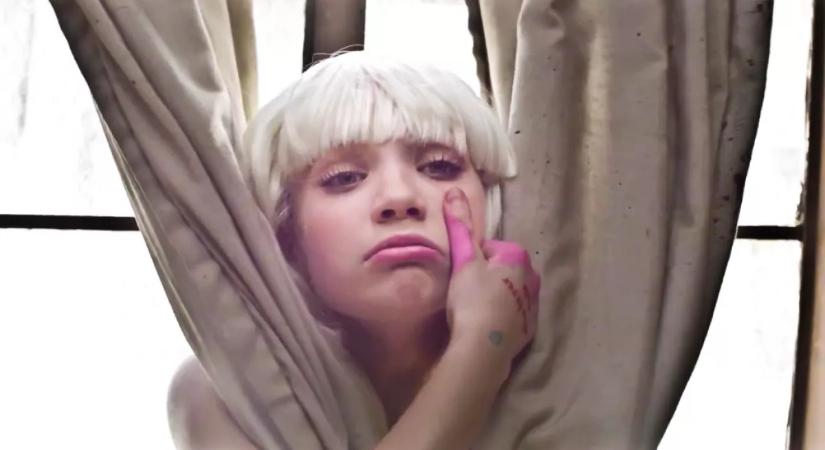 23 évesen mindenét megmutatja: a Sia klipben táncoló kislányból gyönyörű nő lett