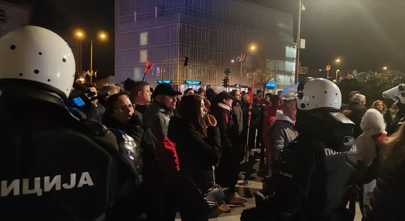 Összecsaptak a tiltakozók és a haladó szimpatizánsok Újvidéken