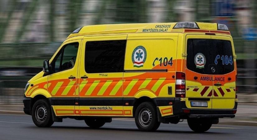 Megtudtuk, ki sérült meg a betonkerítésnek ütköző autóban