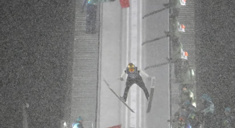 Hóesés miatt szakadt félbe a síugrás férfi csapatversenyének döntője a téli olimpián