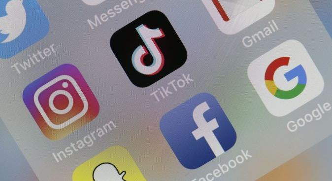 Törvénysértő a TikTok Európában a végtelen görgetéssel és személyre szabott javasló rendszerével?