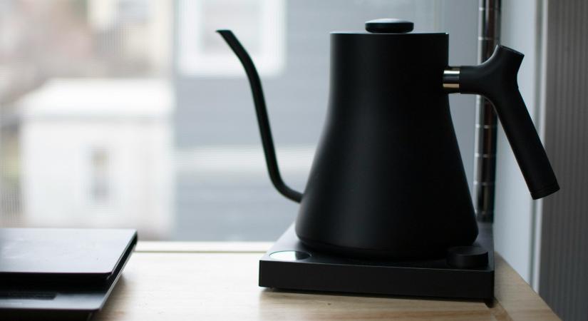 Forró víz egy mozdulattal: ezért tűnik el a vízforraló a konyhákból