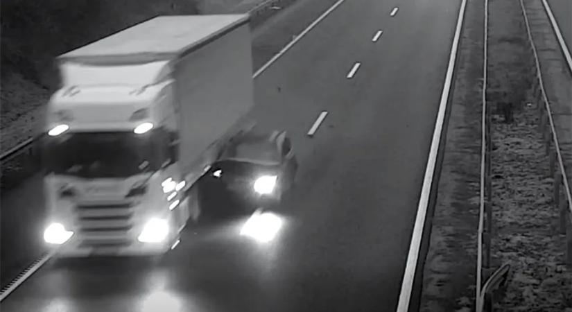 Ilyen nincs: csak egy kamion volt előtte, mégis nekiment az M3-ason