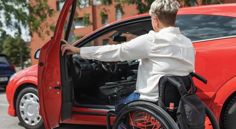 Új KRESZ készül – parkolási és járdahasználati forradalom jöhet