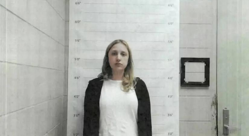 Botrány a katolikus iskolában: üzenetek buktatták le a diákját megrontó biosztanárnőt