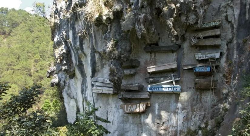 Sziklafalakba akasztott halál: a függő koporsók hátborzongató titka