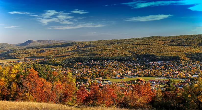 Ezen az eldugott vidéki zsáktelepülésen él A mi kis falunk sztárja, Hevér Gábor