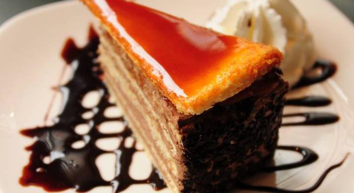 Itt a nagy ételkvíz: kiről kapta a nevét a Stroganoff-bélszín, és miért dobos a torta?