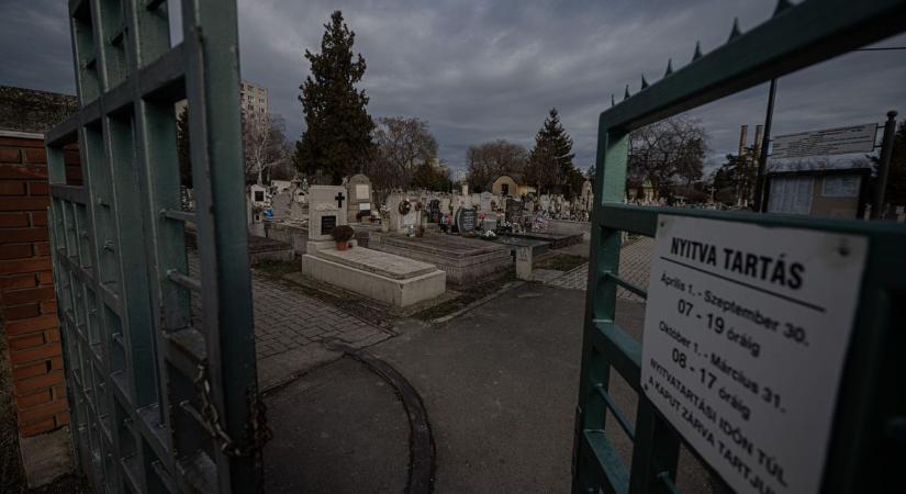 Bokáig vízben a gyászolók: botrányos állapot a Dugonics temetőnél