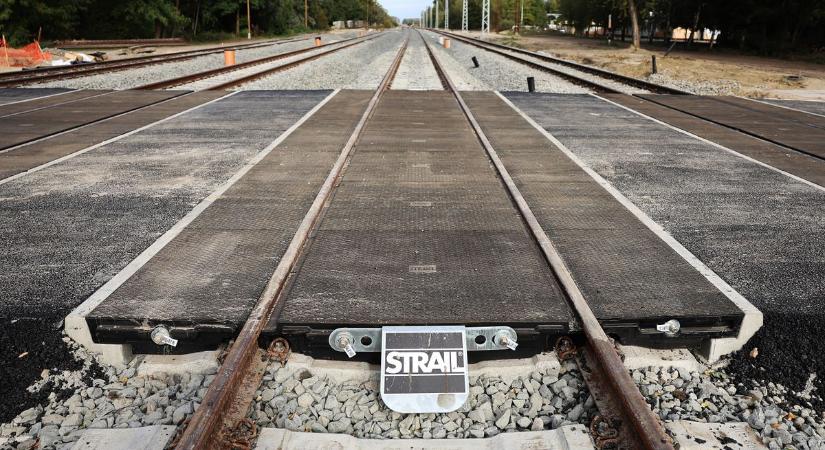 Tesztelés miatt több vasúti átjárót is lezárnak, akár 20 perces is lehet a várakozási idő