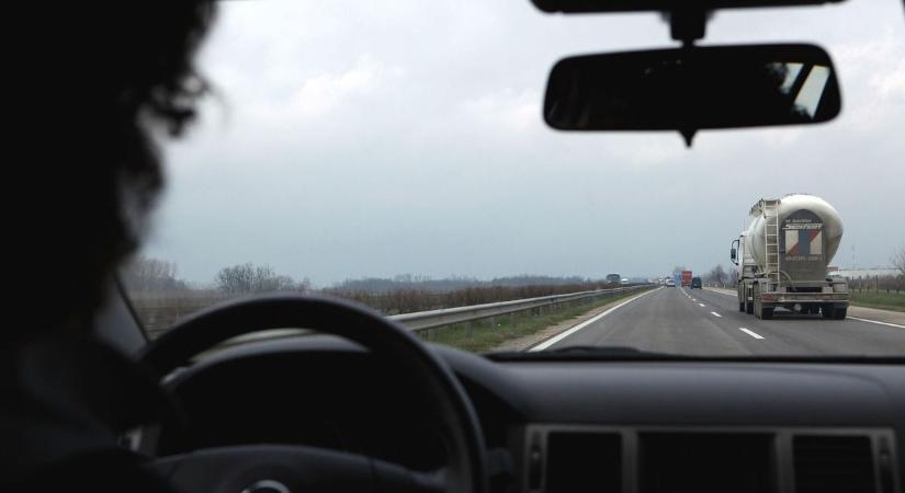 Hogy mi? Ezért 3 büntetőpont és 52 ezer forintos bírság? Nem mindenki tudja jól ezt az autós szabályt