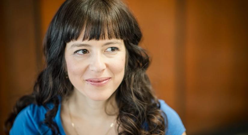 „Tudtam, hogy ez ellen fel kell lépnem” – a tündérkeresztanya, aki 10 éve harcol azért, hogy jogellenesen senki gyerekét ne vehesse el az állam