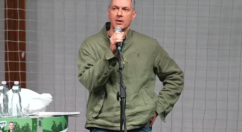 Lázár előbb „nyugdíjazta”, majd példaképként méltatta Pintér Sándort