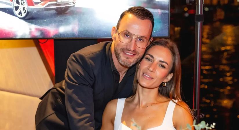 Dögös miniruhában villantott Csuti barátnője