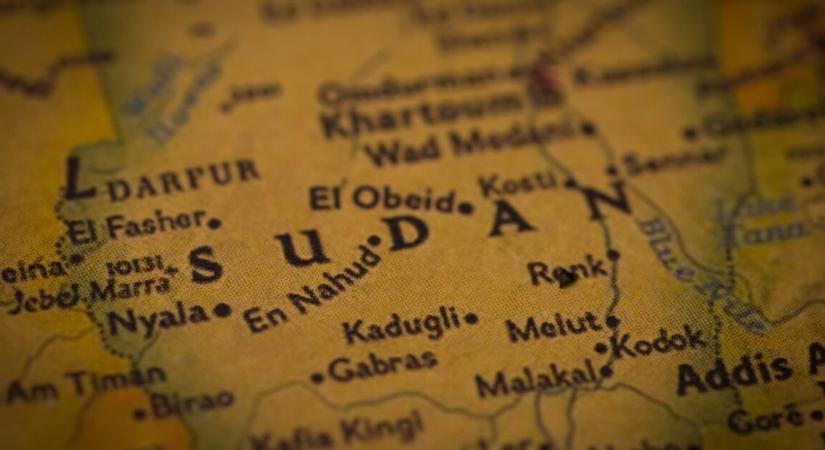 Lebombáztak egy zsúfolásig megtelt szudáni piacot – már közel 30 halottról tudni