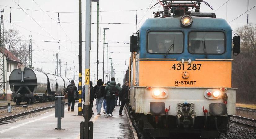 Járműhiba miatt több személyvonat helyett pótlóbusz közlekedik Borsodban kedd reggel