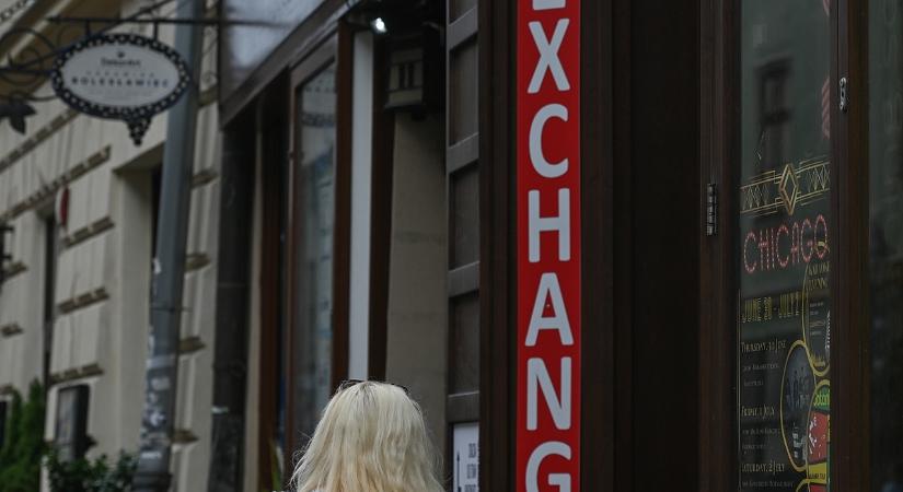 Pillanatnyi gyengeségből indul a forint