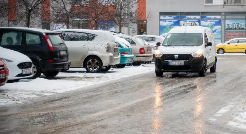 Keddre is jöhet havazás, néhány helyen riasztást adtak ki ónos eső miatt