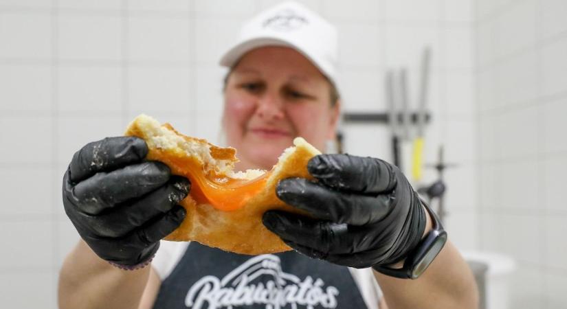 A széles szalag mellé bő töltelék dukál - ebben a szombathelyi pékségben négy ízben készül a farsangi fánk