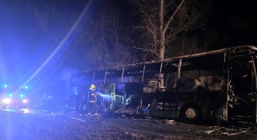 TRAGÉDIA: Kamion és autóbusz ütközött, utóbbi sofőrje elevenen égett el a járműben