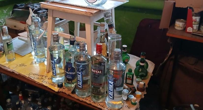 Nagyon félt: vésztartaléknak tartott otthon több ezer doboz cigit és több száz liter alkoholt