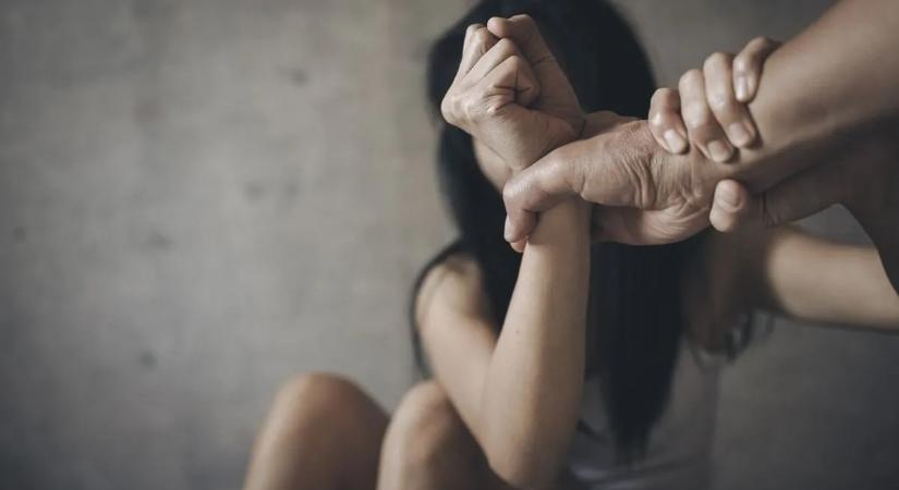 Családi dráma Dunaföldváron: túszejtő férj, csecsemőjével menekülő anya