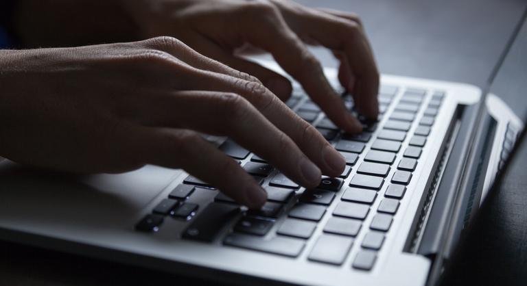 Napszemüvegbe rejtett kamerával vette fel szexuális együttléteit egy orosz hivatásos nőcsábász