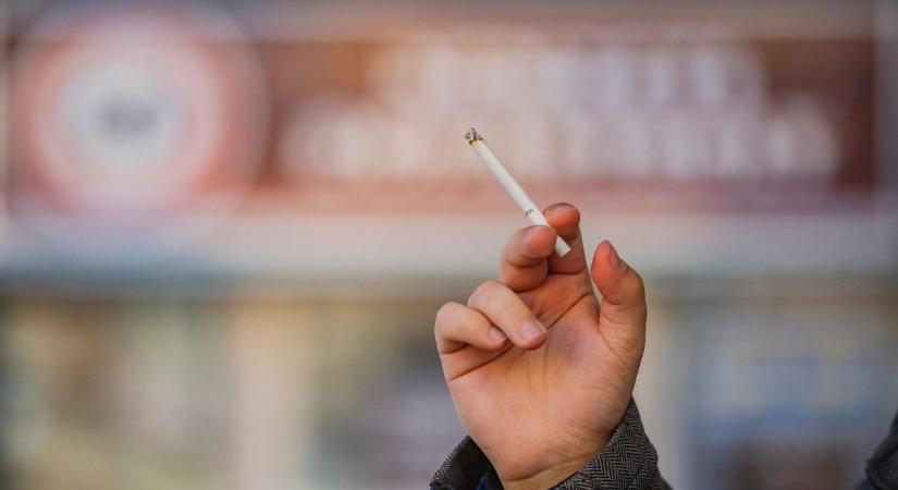 Aki cigarettával kínálja a tiniket, azt is büntessék!