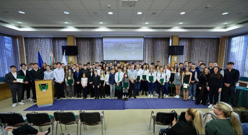 Tatabánya sportolóit díjazták, a 100 éve született Grosics Gyula előtt is tisztelegtek