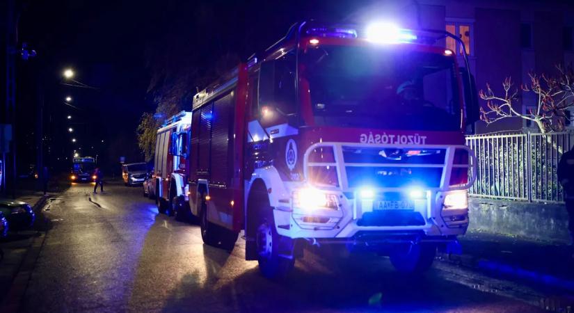 Felcsaptak a méteres lángok, álmukból menekítették a családot a Petőfi utcában