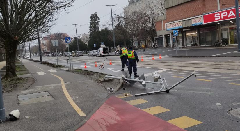 Kitörték a térfigyelő kamerákat tartó oszlopot a Sparral szemben