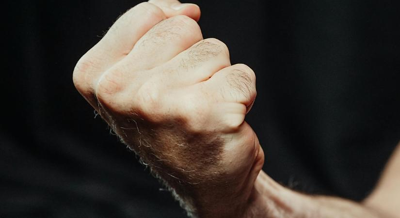 Nem készült el időben az ebéd, ököllel ütötte meg élettársát a debreceni férfi