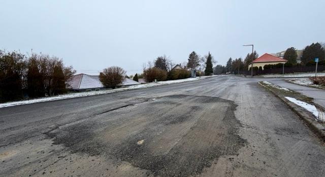 Újra járható az Alkotmány utca, de a végleges javításra még várni kell