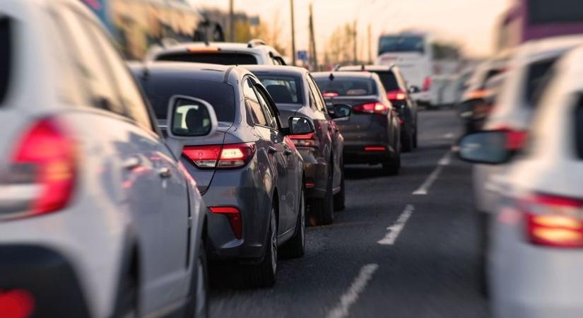 Brutális a torlódás az M1-es autópályán, két baleset is lassítja a forgalmat