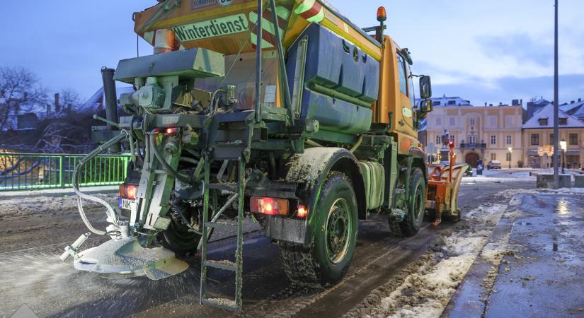 Már éjszaka megkezdődött a síkosságmentesítés