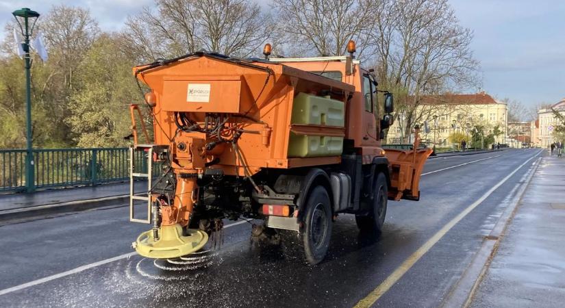 Már éjszaka megkezdte a síkosságmentesítést a Győr-Szol