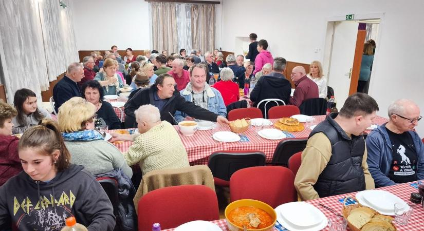 A hagyományőrzés jegyében rendeztek disznóvágást Magyarszombatfán