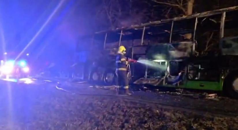 Teherautóval ütközött, majd kigyulladt a Krakkóból Budapestre tartó járat, a busz vezetője meghalt