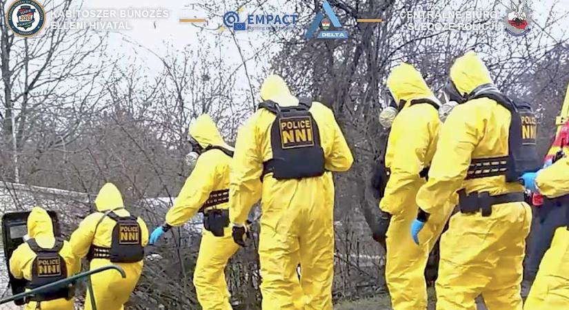 Vegyvédelmi ruhában csaptak le a nyomozók a budakeszi droglaborra – videó a cikkben